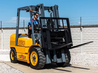 Force 304 Lux típusú 3 tonna terhelhetőségű dízelmotoros villástargonca (2)