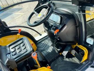 Force 325 Stage V kistraktor Cabin (9)